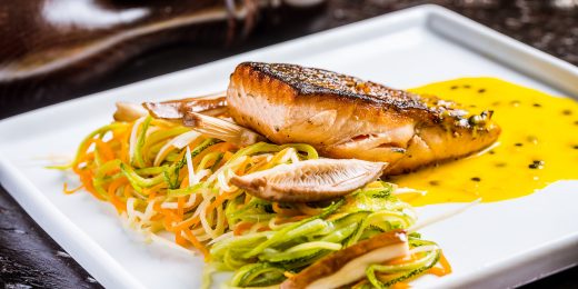 Salmão Grelhado com Molho de Maracujá e Espaguete de Legumes